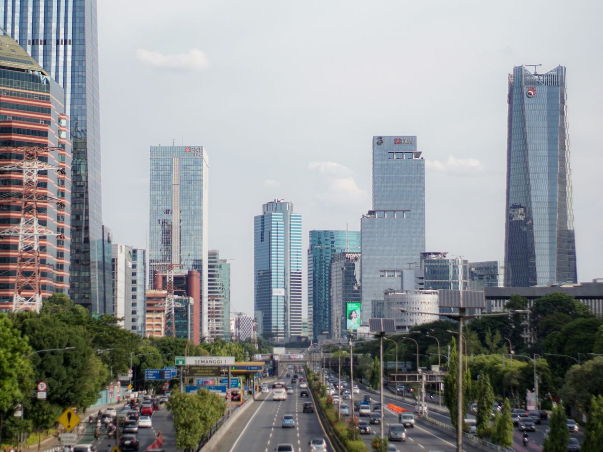 Lanskap kota dengan lalu lintas padat di jam sibuk